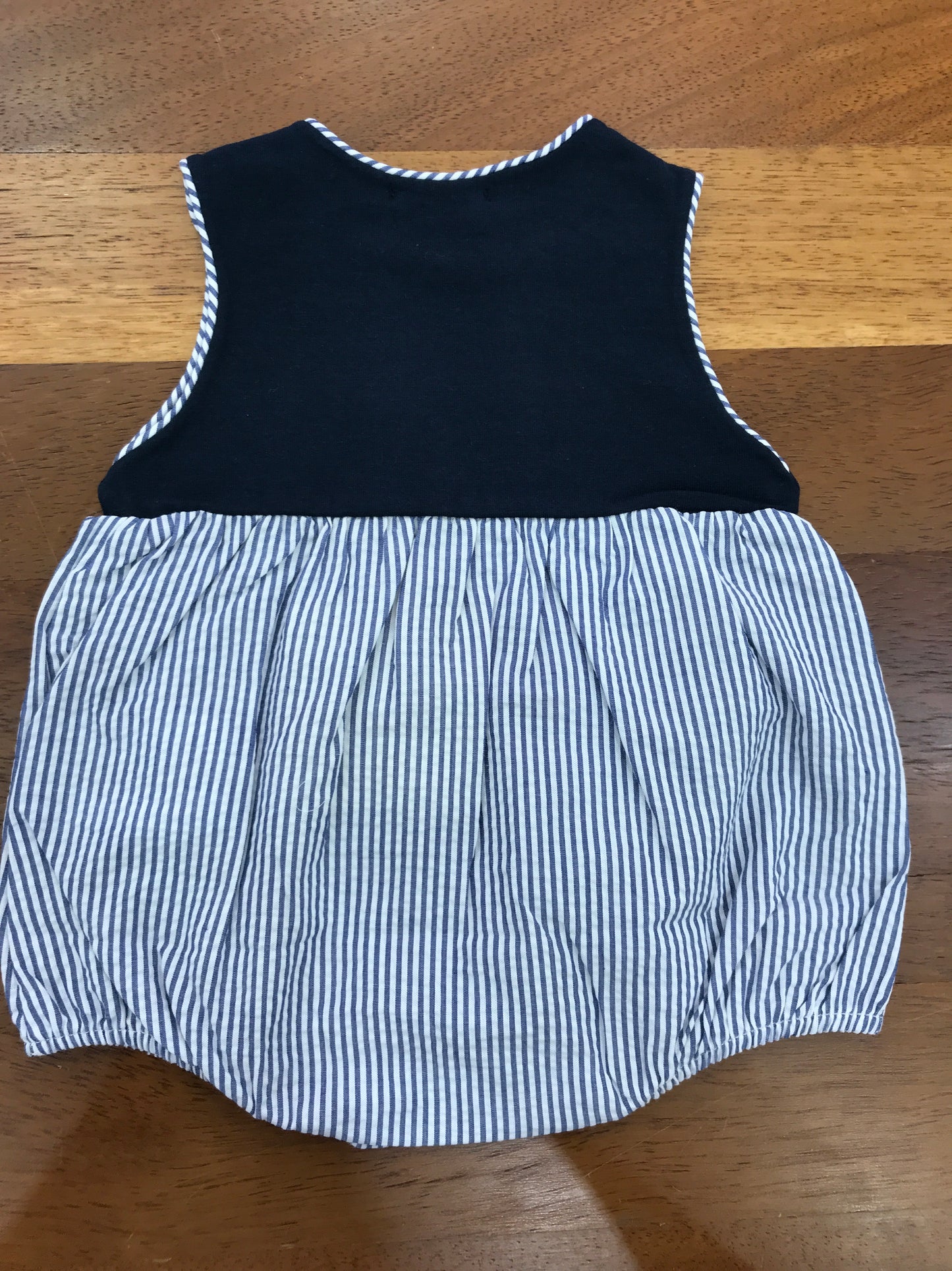 Pagliaccetto Nanan in cotone corpetto blu scuro il sotto a righe bianche e blu