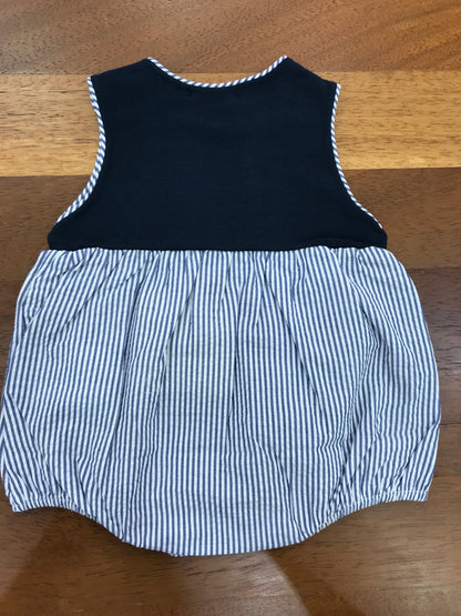 Pagliaccetto Nanan in cotone corpetto blu scuro il sotto a righe bianche e blu