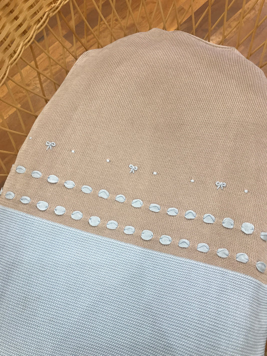 Coperta Baby Lord in filo bicolore celeste e tortora con passanastro con fiocchetti e pois ricamati