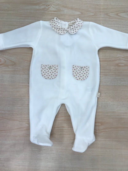 Tutina Baby Gi in ciniglia intera con taschine e fiocchetto floreale sul davanti