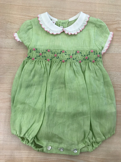 Pagliaccetto Les Enfants de Gisele in lino verde con rusche bianche rifinite in rosa con lavorazione di punto smock e rose