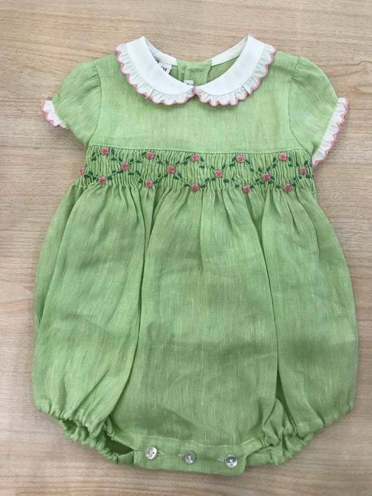 Pagliaccetto Les Enfants de Gisele in lino verde con rusche bianche rifinite in rosa con lavorazione di punto smock e rose