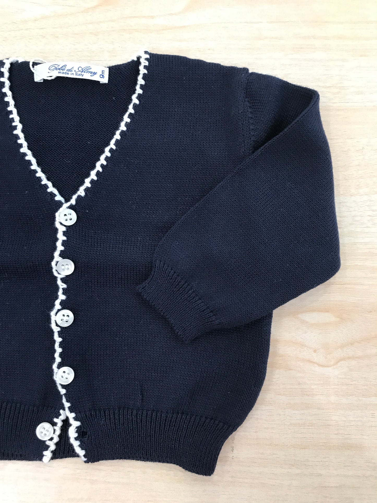 Cardigan Bebè di Almy in filo di cotone blu scuro rifinito in bianco