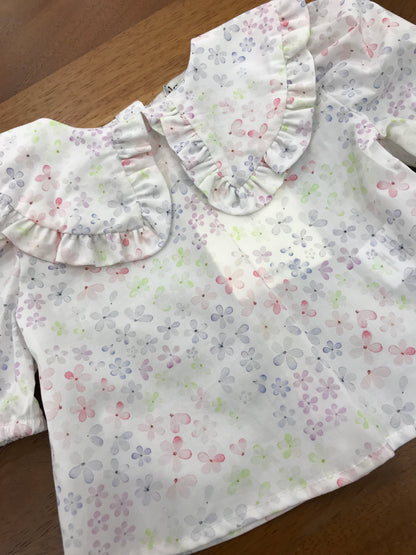 Blusa a'lapage in cotone manica a tre quarti collo con rusche smerlata decorata da fiorellini