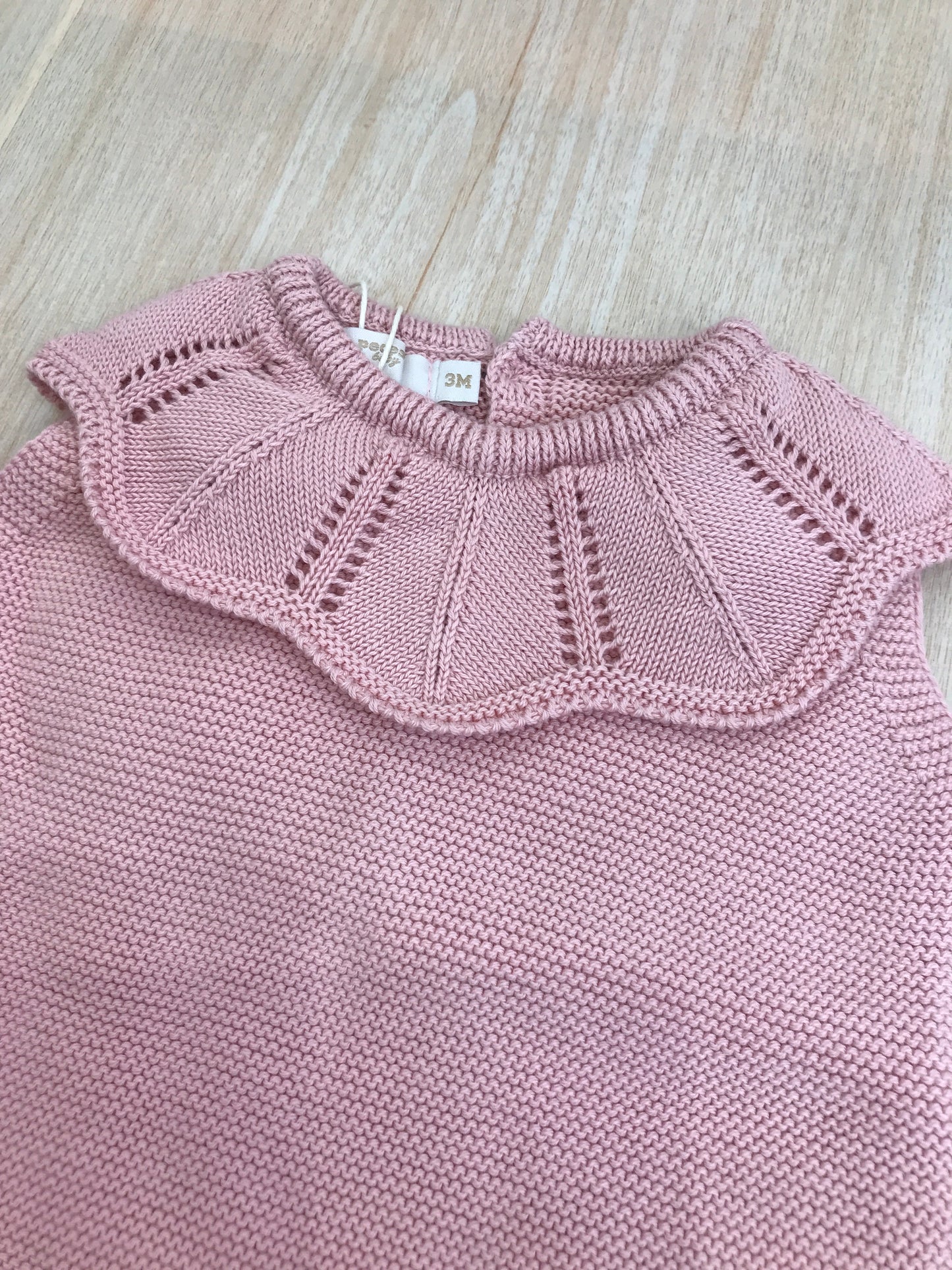 Pagliaccetto PCS in filo rosa con collo con rusche traforata