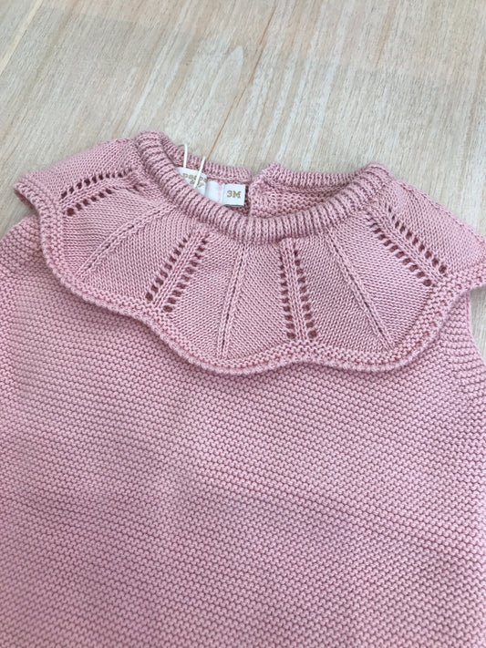 Pagliaccetto PCS in filo rosa con collo con rusche traforata