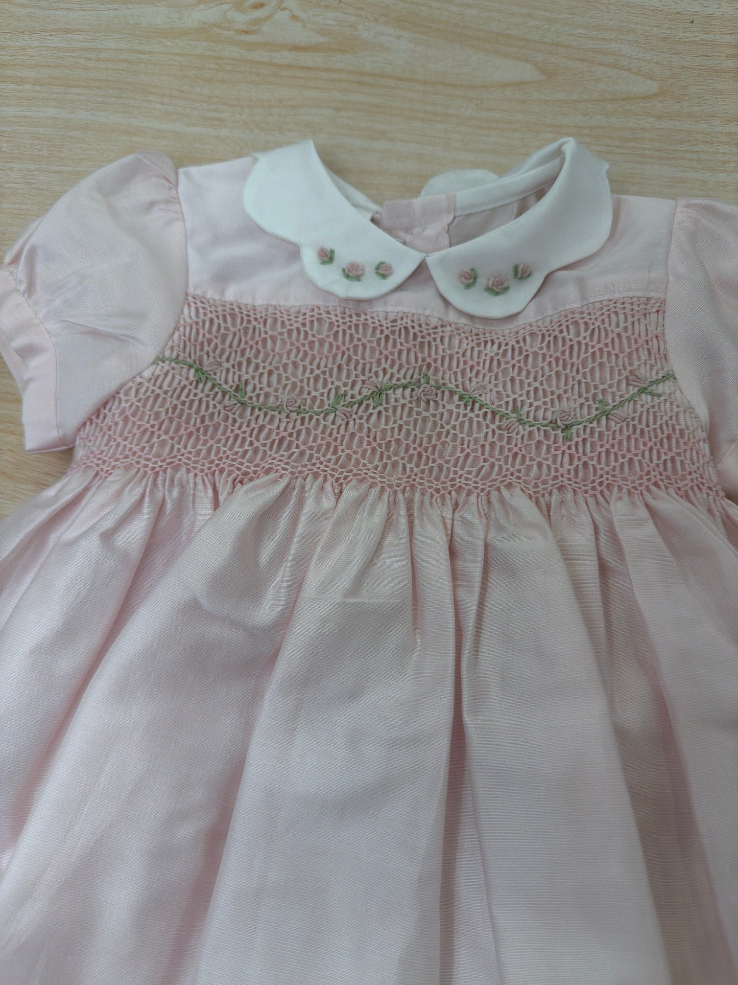 Abito Les Enfants de Gisele mezza manica a sbuffo con colletto con rose e corpetto ricamato  con punto smock e rose