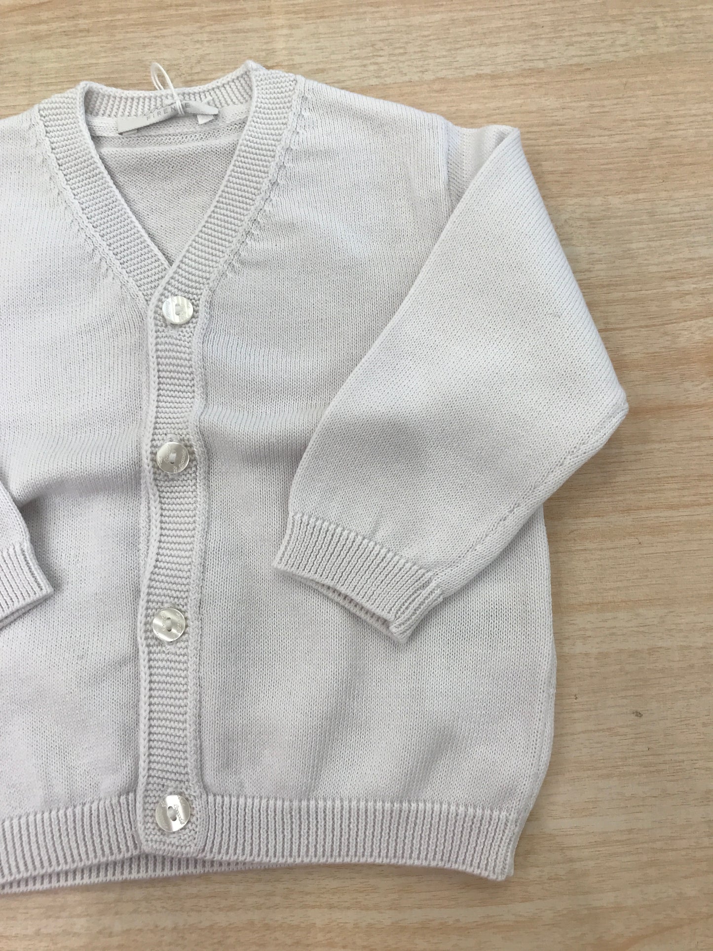 Cardigan Coccodè in filo bianco con scollo a punta e piccoli bottoncini sul davanti