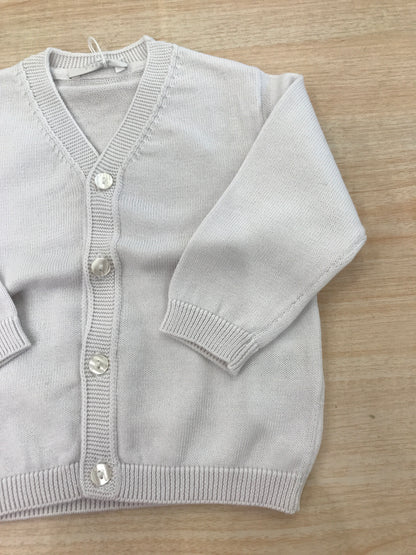 Cardigan Coccodè in filo bianco con scollo a punta e piccoli bottoncini sul davanti