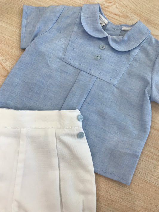 Completo Paz Rodriguez camicia mezza manica celeste con pantalone corto bianco con bottoncini
