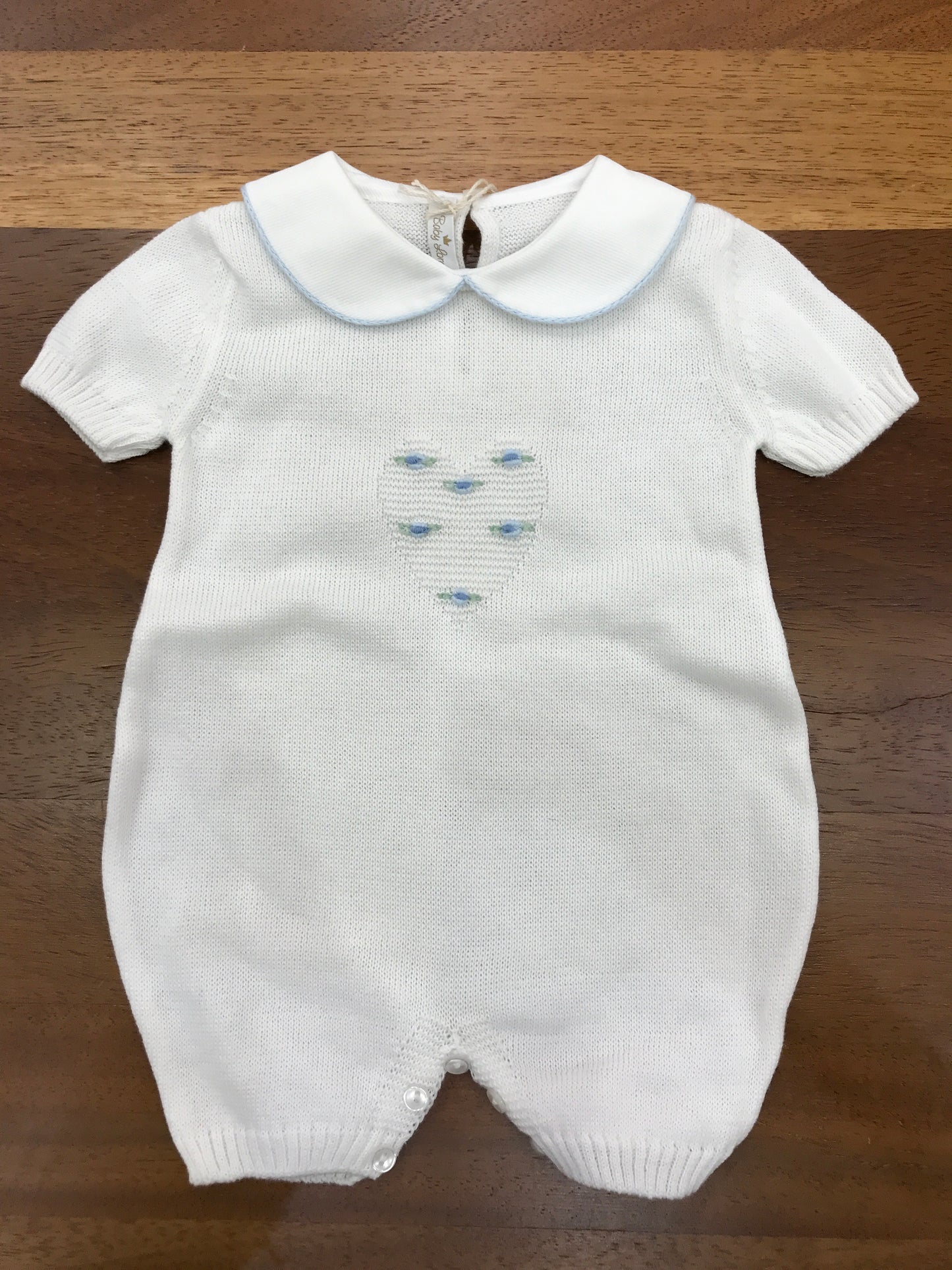 Pagliaccetto Baby Lord in filo bianco mezza manica collo tondo bianco con cuore con rose celesti ricamate al centro