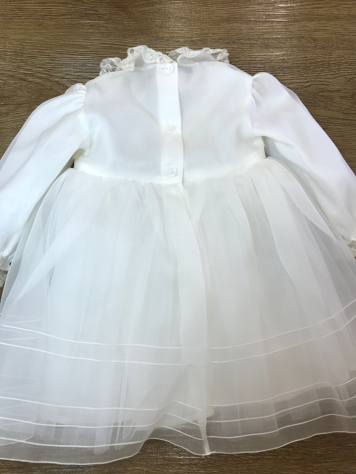 Abito Piccola Giuggiola in organza in seta manica lunga con polsini con valancienne gonna con pieghe in basso corpetto finemente lavorato con piccole roselline e arricchito da valancienne