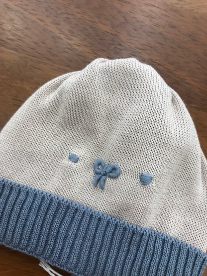 Cappello Baby Lord in filo tortora e avio con fiocchetto e pois ricamati  a  mano