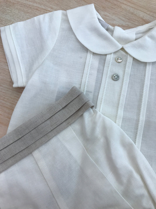 Completo Paz Rodriguez in cotone camicia mezza manica con pieghe con pantalone corto e fascia invita tortora a pieghe