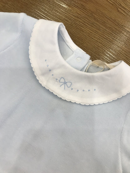 Tutina Baby Gi in ciniglia celeste intera con collo tondo smerlato bianco e fiocchetto celeste ricamato