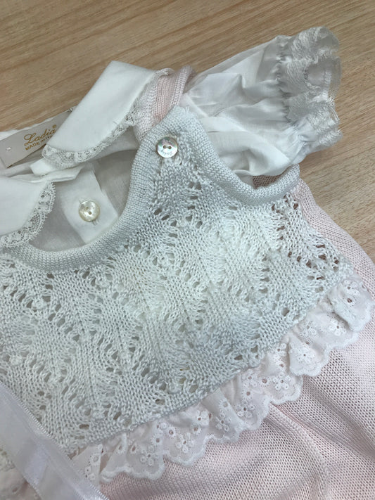 Pagliaccetto Ladia in filo traforato in rosa e bianco con camicina abbinata a sbuffo e cuffietta bianca e rosa traforata con laccio