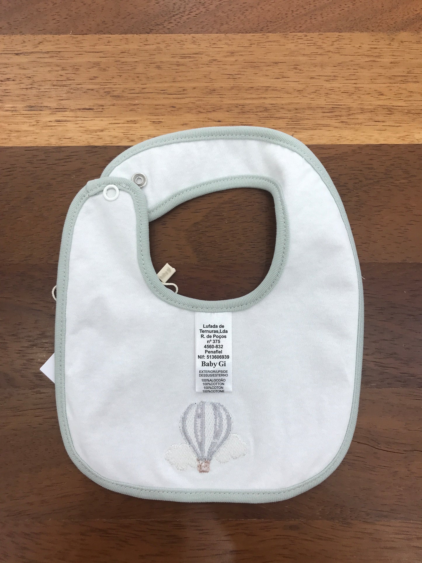 Bavetta Baby Gi in cotone verde menta con mongolfiera e nuvolette ricamate sul davanti