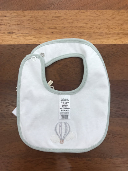 Bavetta Baby Gi in cotone verde menta con mongolfiera e nuvolette ricamate sul davanti