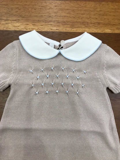 Pagliaccetto Baby Lord in filo tortora mezza manica collo tondo bianco con lavorazione di punto smock celeste sul  centro