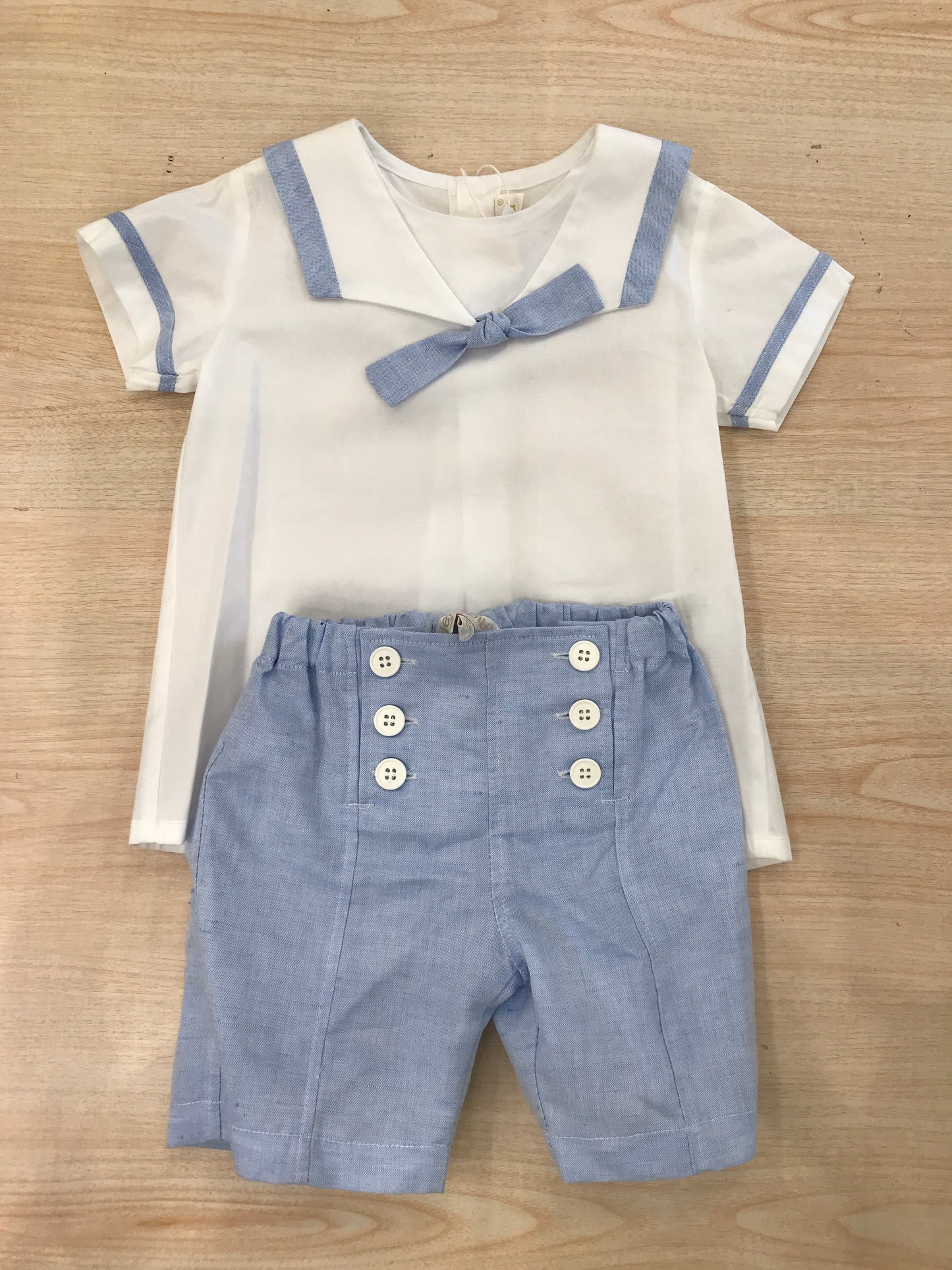 Completo Aletta due pezzi camicia con collo marinaretto e rifiniture celesti con bermuda con bottoni