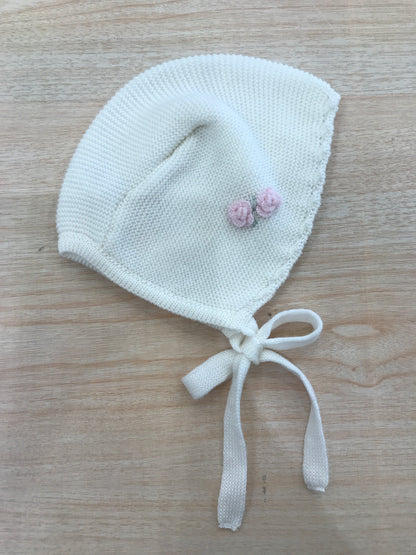 Cuffia Baby Lord in lana panna con rose rosa ricamate