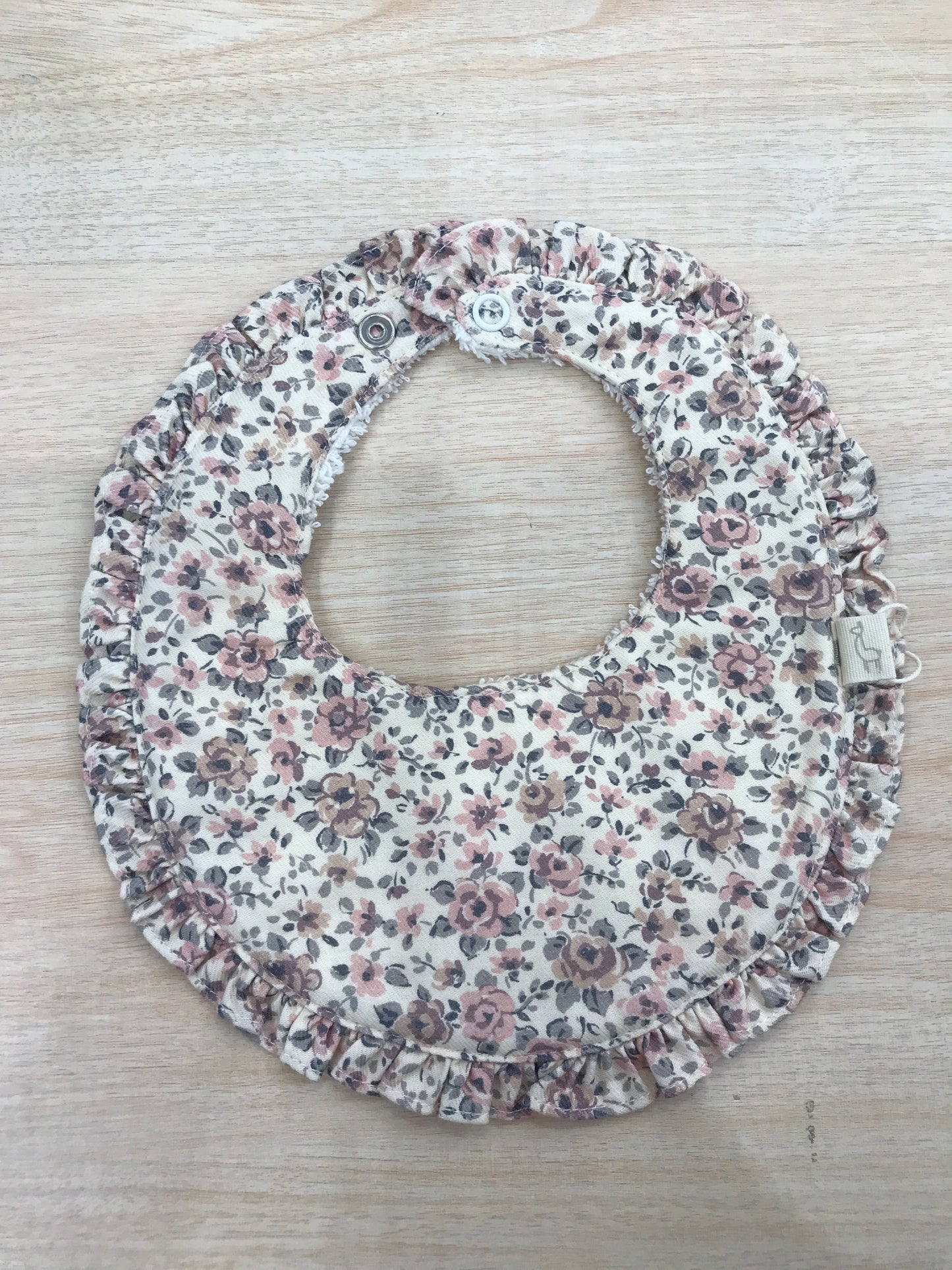 Bavetta Baby Gi in cotone floreale smerlata con rusche e in spugna sul retro
