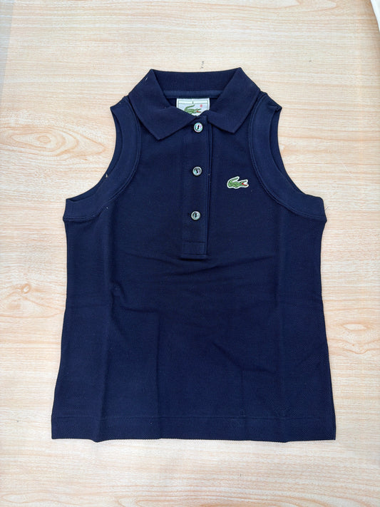 Polo Lacoste in cotone smanicata con bottoncini e logo ricamato lateralmente