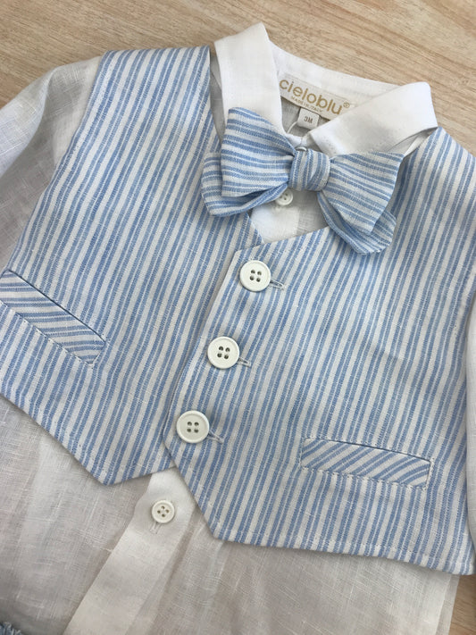 Completo Cielo Blu in lino camicia manica lunga bianca con gilet e bermuda celeste e righe bianche con papillon abbinato