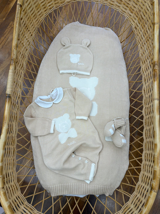 Coordinato nascita Nanan in filo beige e bianco tutina coperta e cappellino con orsetto centrale babbucce beige e bianche