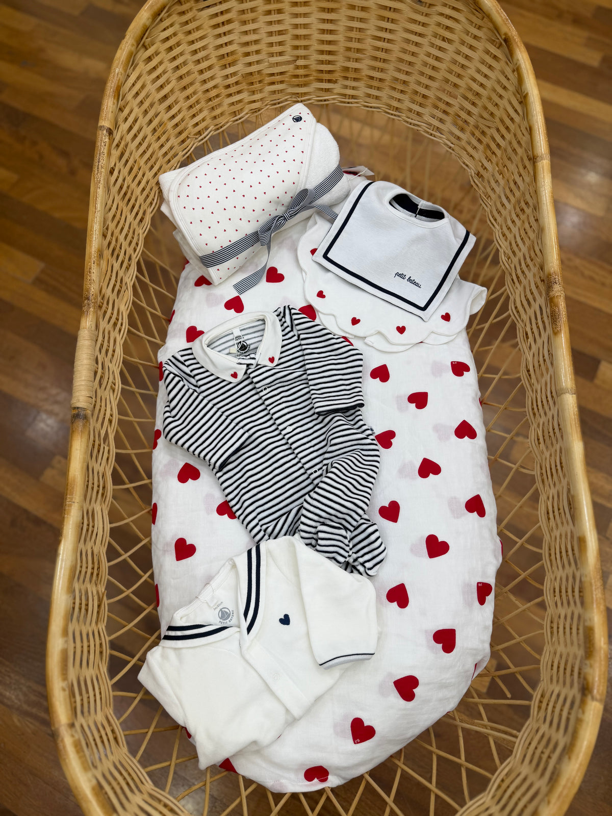 Coordinato Petit Bateau con cuoricini e righe blu