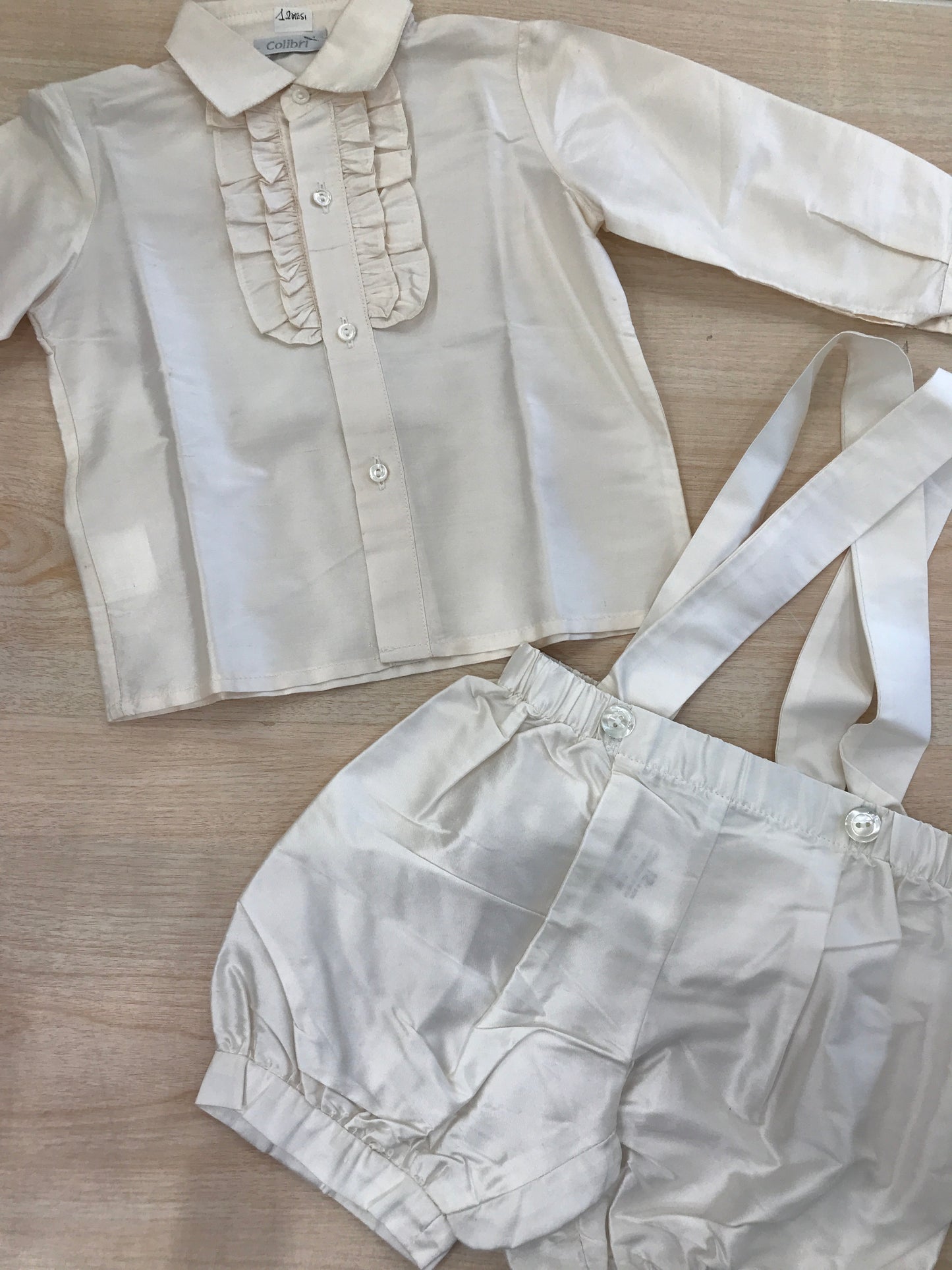 Completo Colibrì camicia manica lunga con rusche al centro e salopette a sbuffo con bretelle