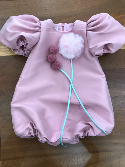Pagliaccetto a'lapage in seta manica a sbuffo con fiori in tulle e stelo con zip sul retro