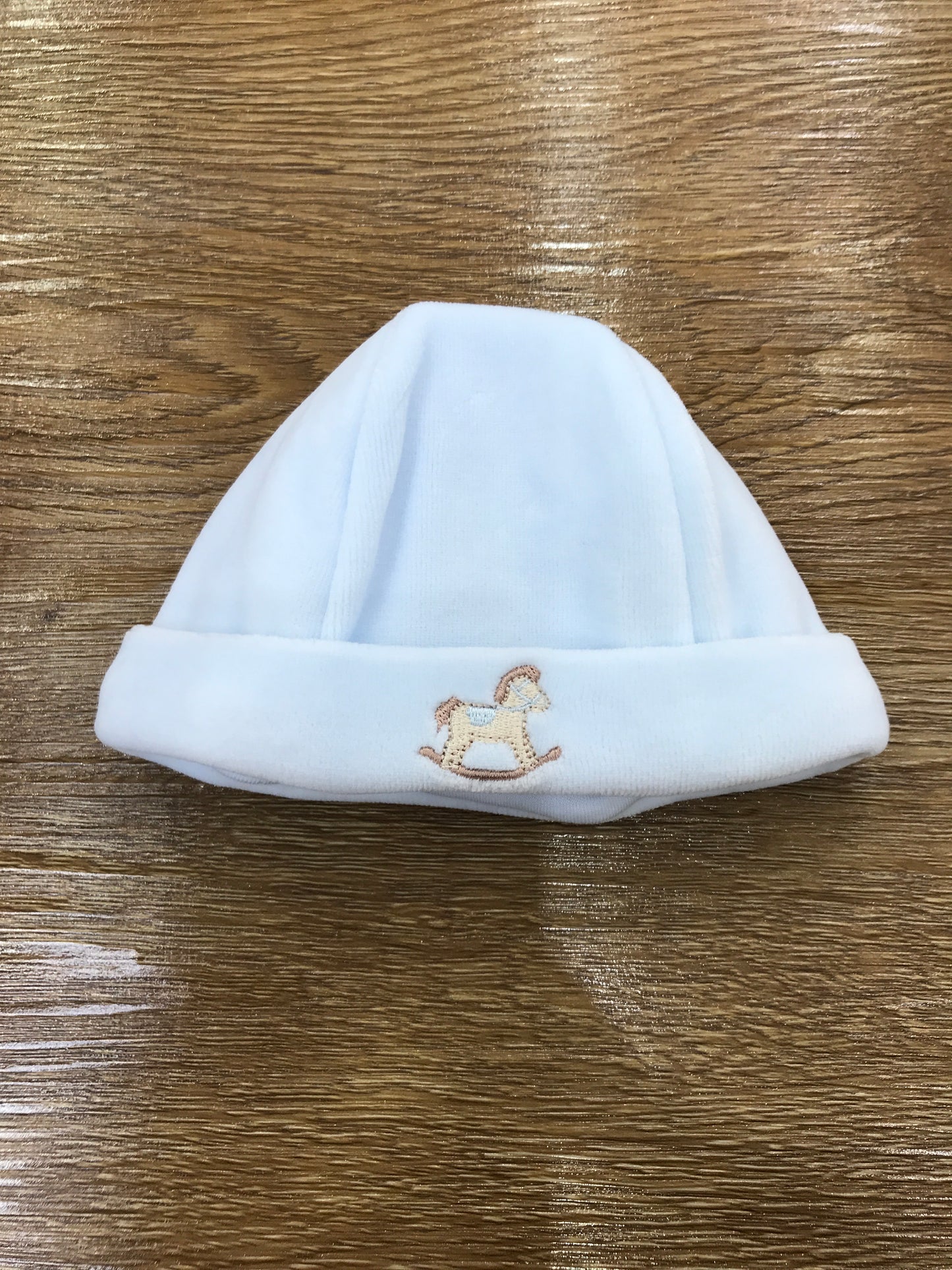 Cappello Baby Gi in ciniglia celeste con risvolto e cavallo a dondolo ricamato