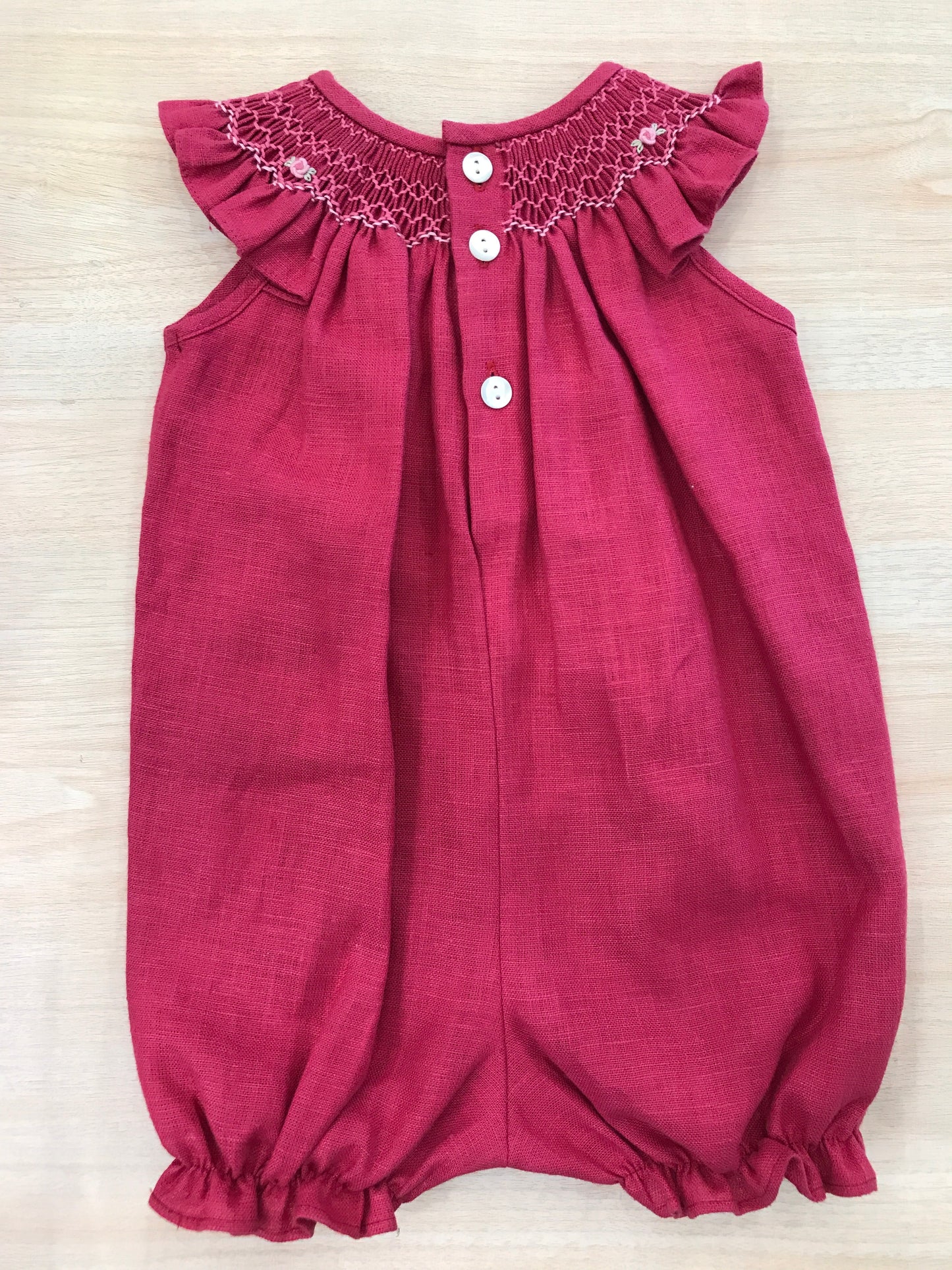 Pagliaccetto Les Enfants de Gisele in lino magenta con rusche e collo lavorato da punto smock con roselline