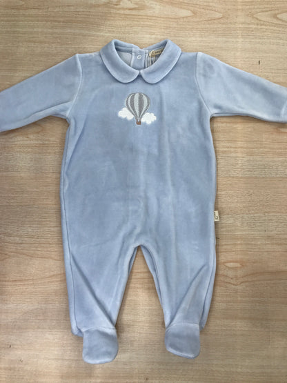 Tutina Baby Gi in ciniglia celeste polvere intera con mongolfiera ricamata sul davanti