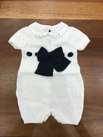Pagliaccetto Baby Lord in filo bianco mezza manica con fiocco e passanastro blu con collo tondo bianco con pois blu