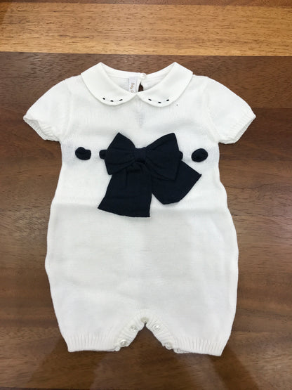 Pagliaccetto Baby Lord in filo bianco mezza manica con fiocco e passanastro blu con collo tondo bianco con pois blu