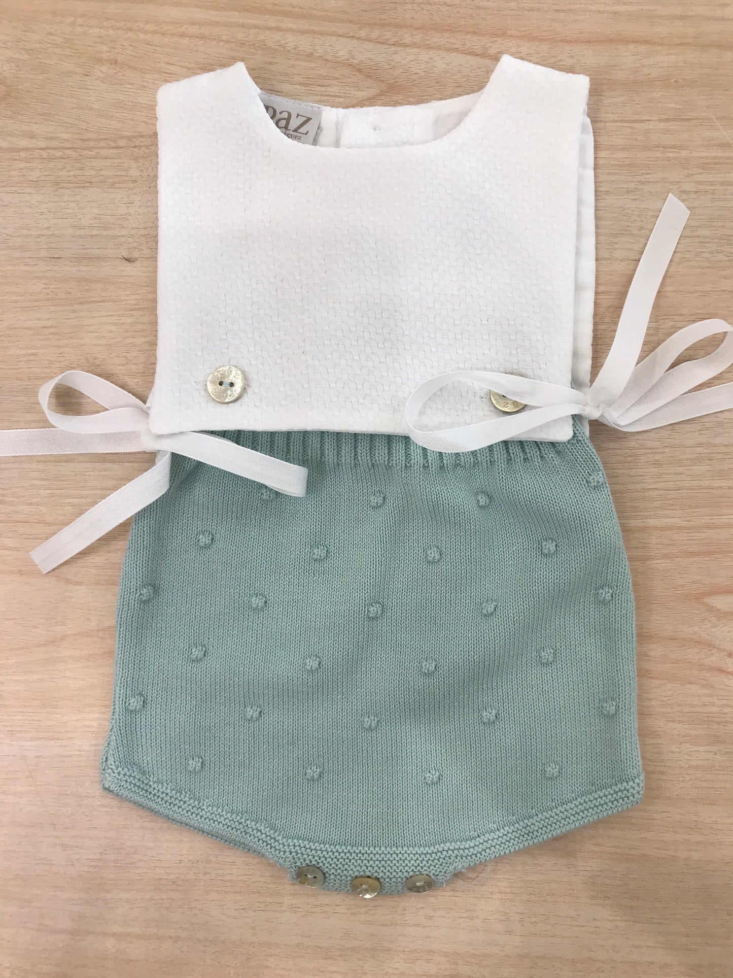 Pagliaccetto Paz Rodriguez in cotone bianco con culotte in filo verde con pois in rilievo