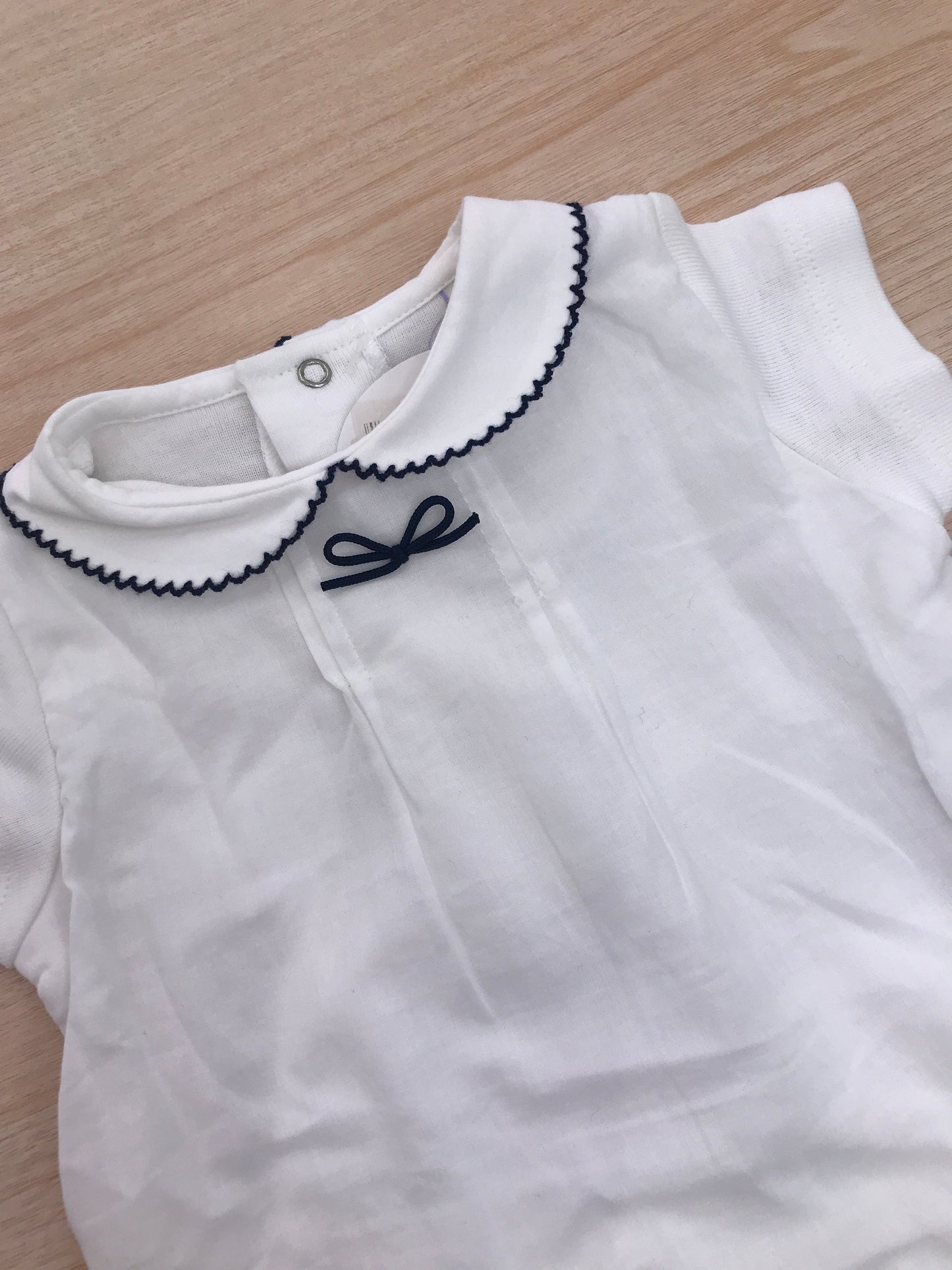 Body Laranjinha in cotone mezza manica con finta camicetta collo tondo ricamato in blu e fiocchetto