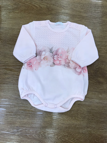 Pagliaccetto Sofija in caldo cotone rosa con camelie sul davanti
