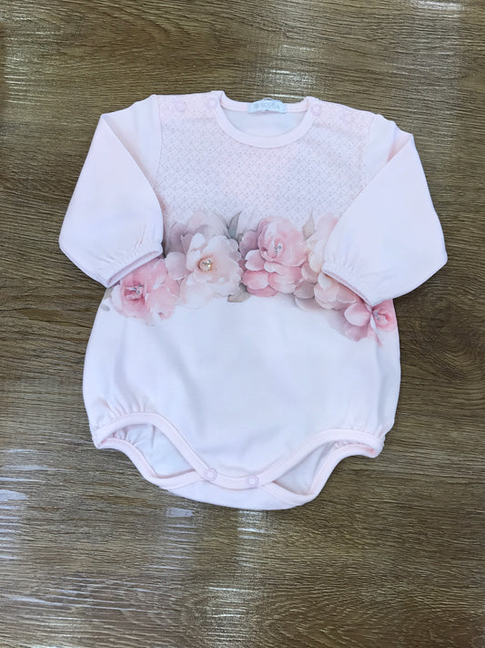 Pagliaccetto Sofija in caldo cotone rosa con camelie sul davanti