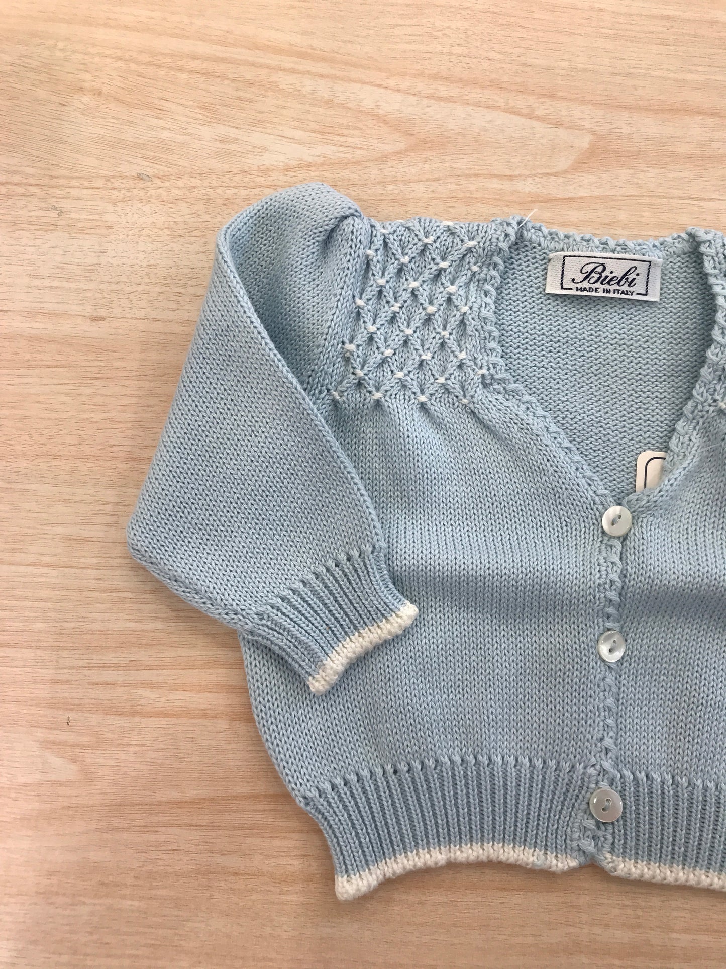 Cardigan Biebi con tre bottoni e collo a v con ricamo punto smok sulle spalle
