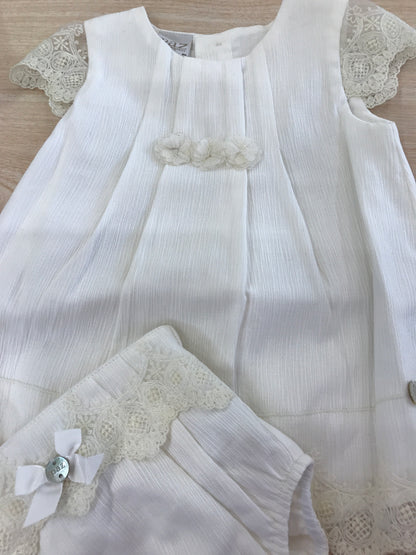 Completo Paz Rodriguez in cotone abitino smanicato con rusche in pizzo fiori al centro e culotte con stesse applicazioni