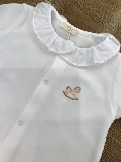 Tutina Baby Gi in ciniglia bianca intera con colletto con rusche rifinito in rosa e cavallo a dondolo ricamato