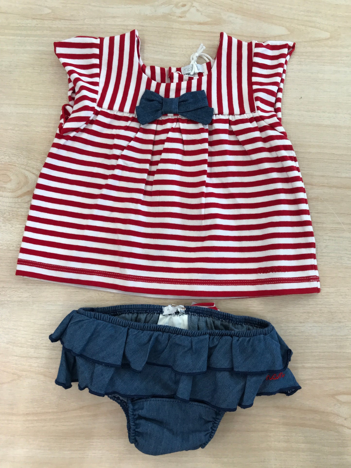 Completo Nanan t-shirt smanicata a righe rosse e bianche con culotte con rusche blu con fiocco sul retro