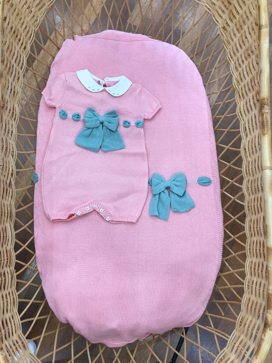 Coordinato nascita Baby Lord in filo rosa con fiocco e passanastro sul davanti