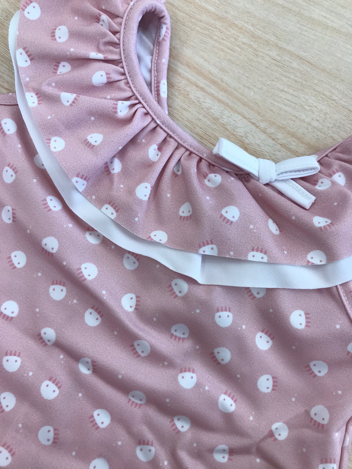 Copricostume Paz Rodriguez rosa con bretelle con rusche con piccoli animaletti bianchi