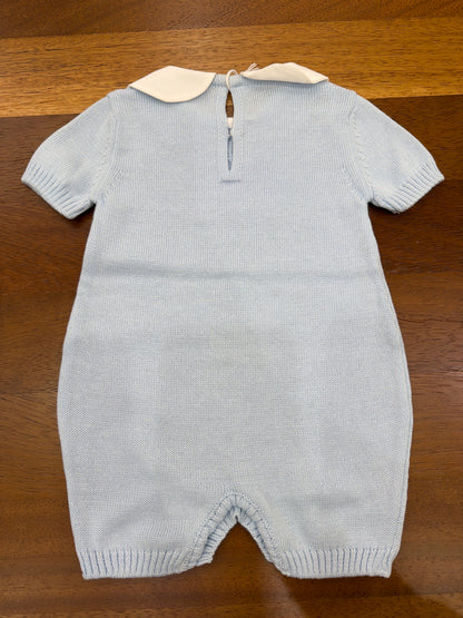 Pagliaccetto Baby Lord in filo celeste mezza manica con lavorazione di trecce con collo tondo bianco