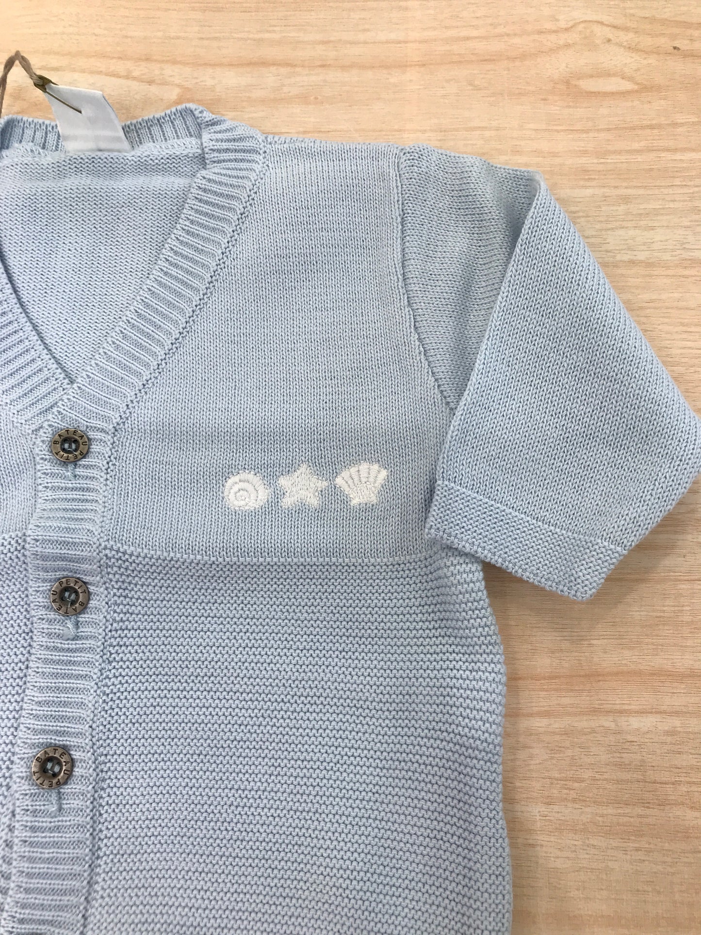 Cardigan Bebè di Almy in filo celeste con bottoncini e ricami sul davanti