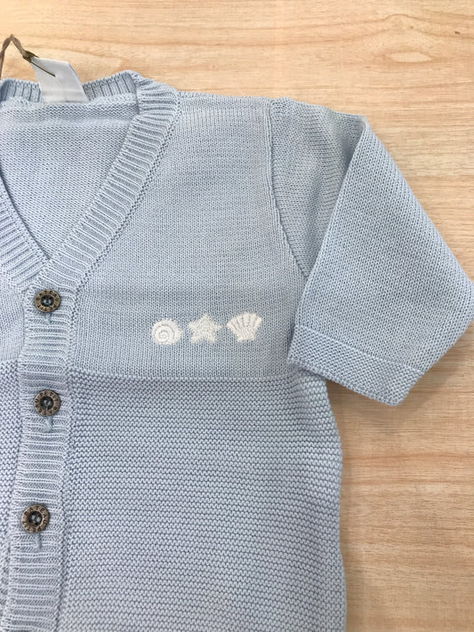Cardigan Bebè di Almy in filo celeste con bottoncini e ricami sul davanti